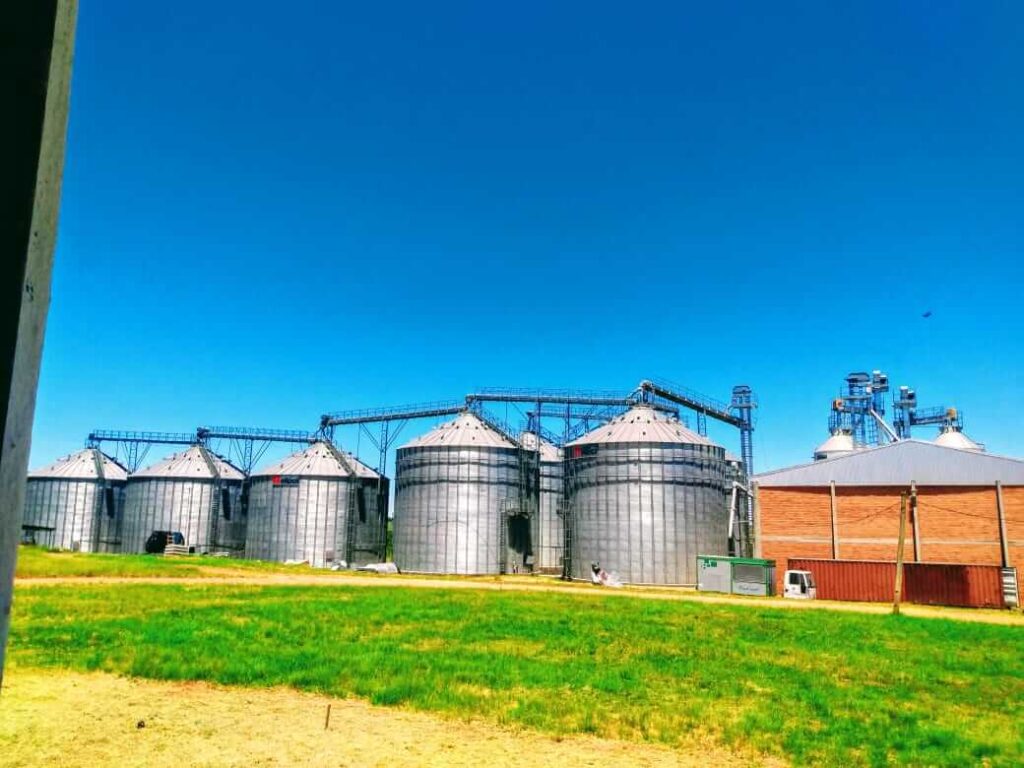 Imagem mostra ambiente externo fábrica de cooperativa que recebe investimento através do FINAPOP