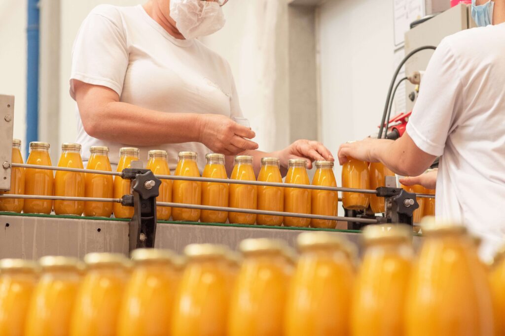 Imagem mostra linha de produção de sucos de uma cooperativa que recebe investimento através do FINAPOP