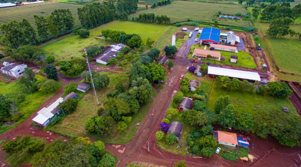 Vista aérea de cooperativa rural para investir com pouco dinheiro e impacto social