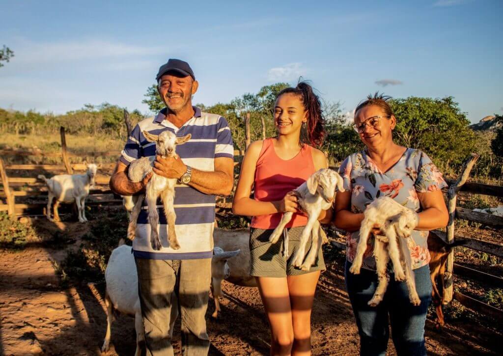 Família produtora rural beneficiada ao investir em cooperativas