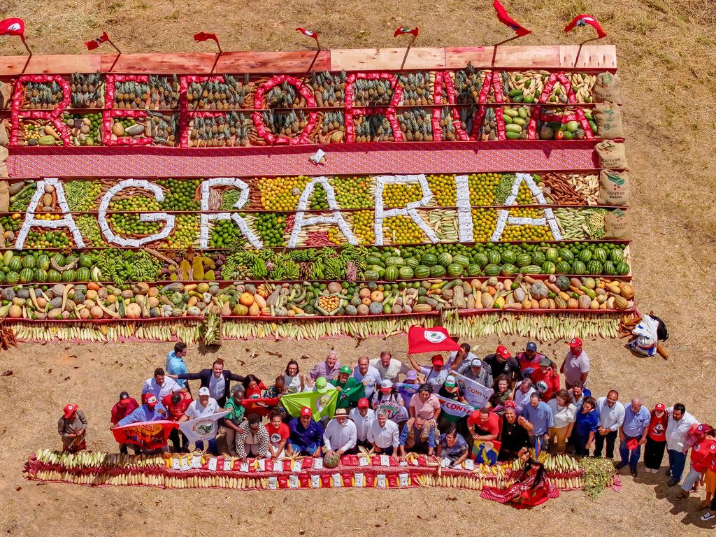 Produtores rurais reunidos em ação coletiva ligada à agricultura familiar e ao cooperativismo